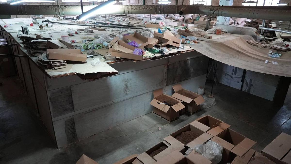 Los empleados se hacinaban en 14 camas en las que la comida se mezclaba con la basura.