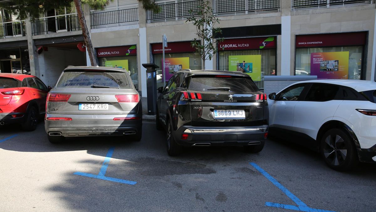 Vehículos aparcados en oblicuo (o en espiga) en una zona azul de Barcelona.