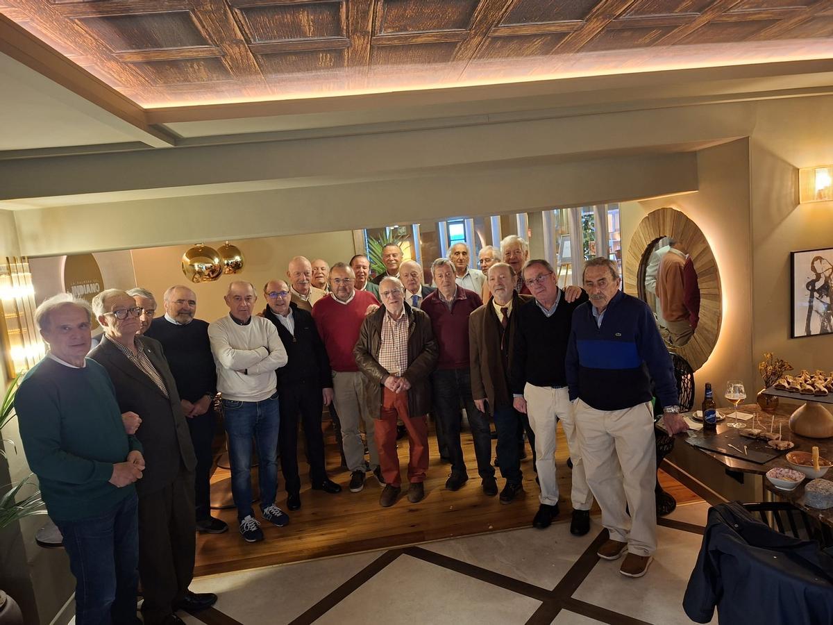 Los miembros que acudieron a la reunión posan para una foto.