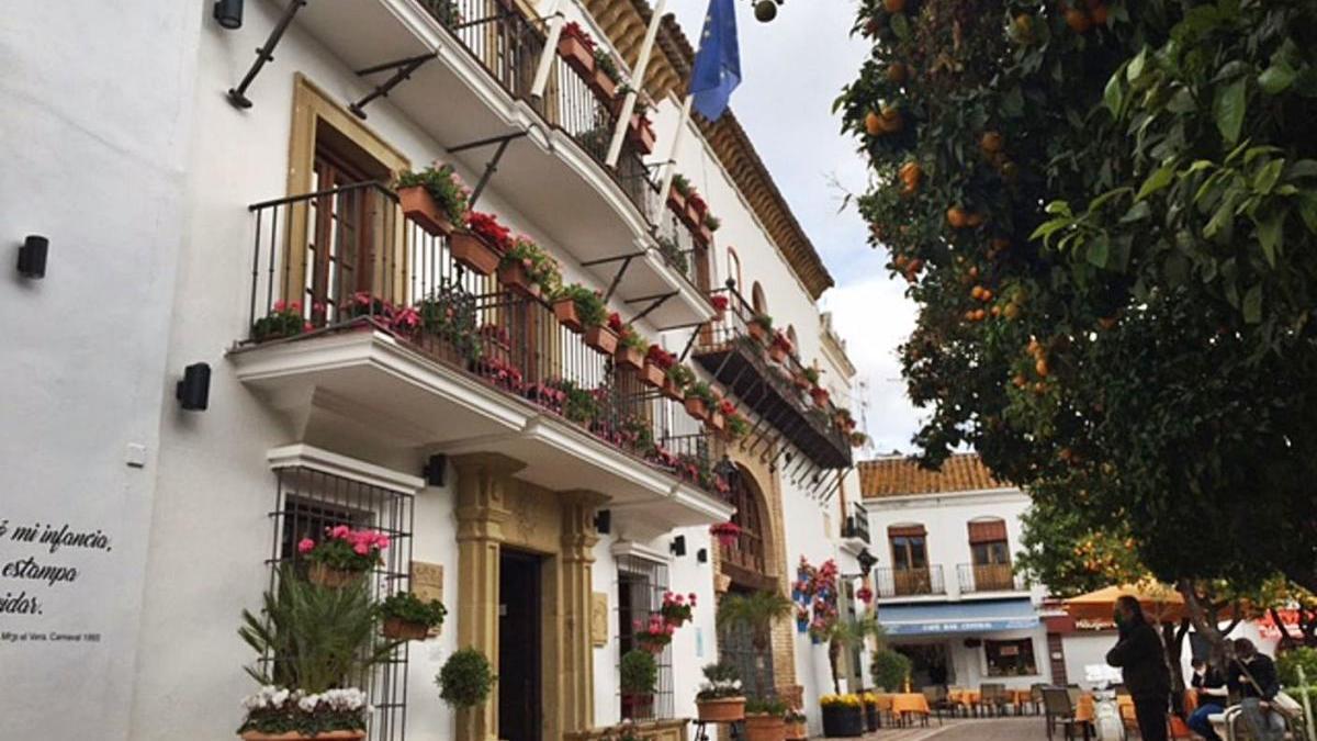 Fachada principal del Ayuntamiento de Marbella, en la plaza de Los Naranjos.