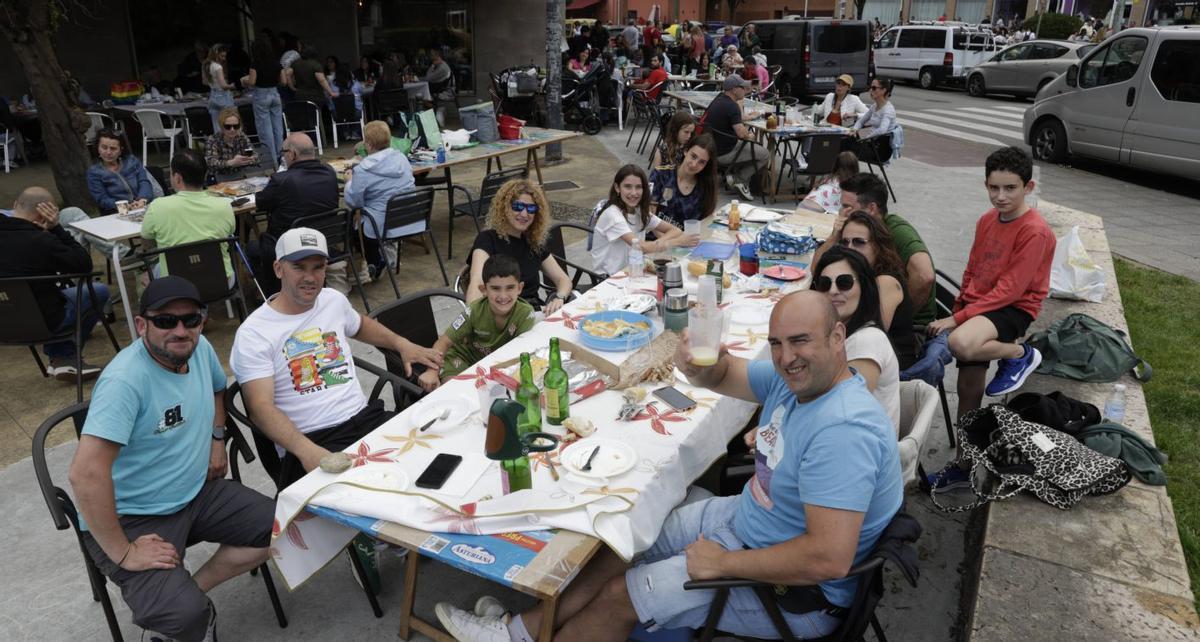 Arriba, comida en la calle en Avilés en 2025. Debajo, sala SOC.