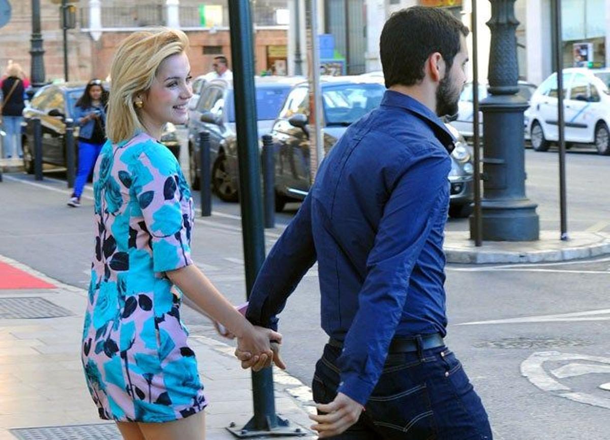 Ana de Armas y David Victori, de la mano por Málaga