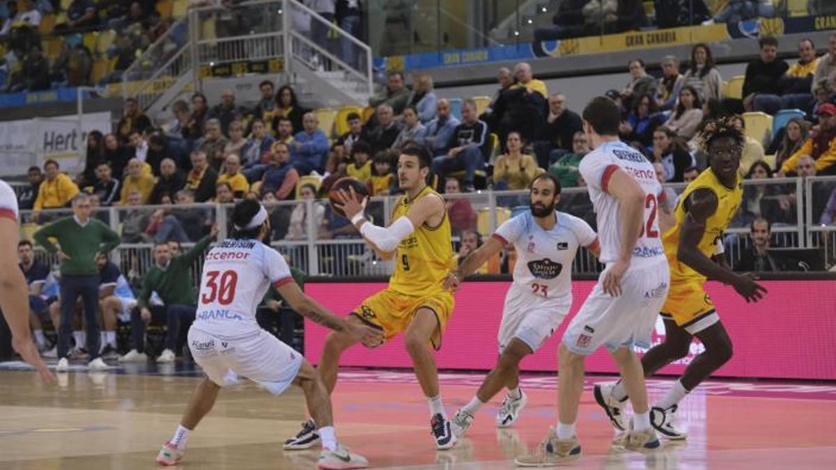 Nico Brussino, presionado por tres rivales en el choque Gran Canaria-Obradoiro celebrado en el Arena en enero. | | JOSÉ CARLOS GUERRA