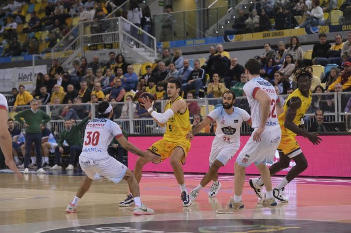Nico Brussino, presionado por tres rivales en el choque Gran Canaria-Obradoiro celebrado en el Arena en enero. | | JOSÉ CARLOS GUERRA