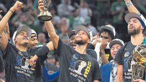Stephen Curry (centro) Jordan Poole (izquierda) y Klay Thompson, tras proclamarse campeones de la NBA la pasada temporada