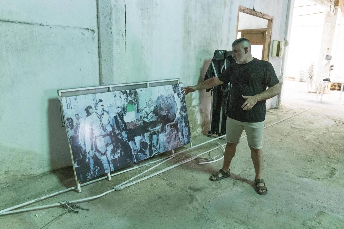 Soro junto a un vinilo réplica de una de sus obras dedicada al ciclista Fausto Coppi.