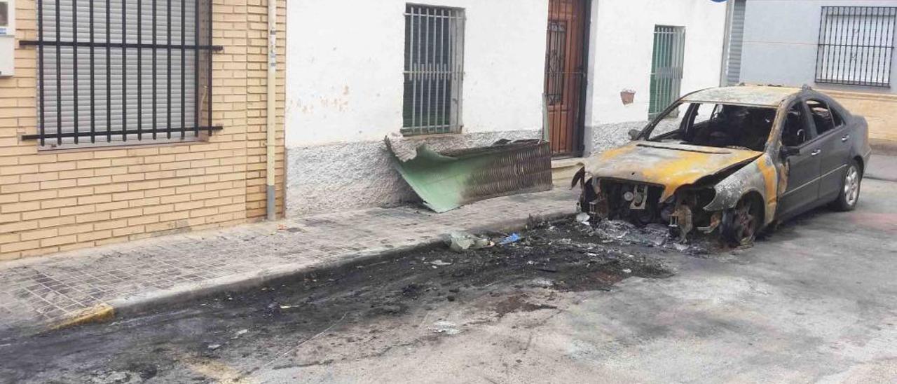 Arden dos coches en el Port