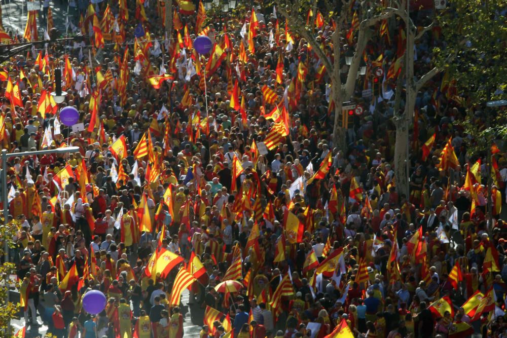 Milers de persones es manifesten a favor de la unitat d'Espanya a Barcelona