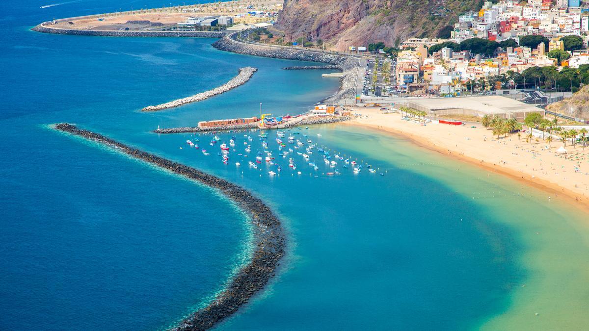 Espectacular vista aerea de una playa de la isla de Tenerife