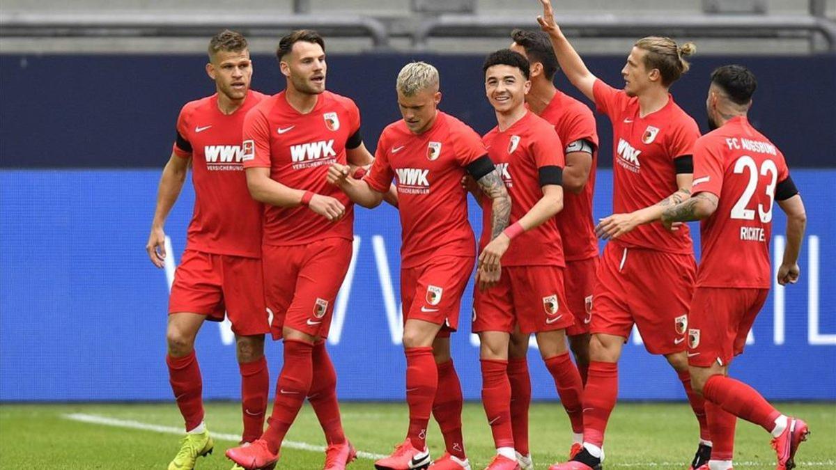 Los jugadores del Augsburgo celebrando el primer tant del partido