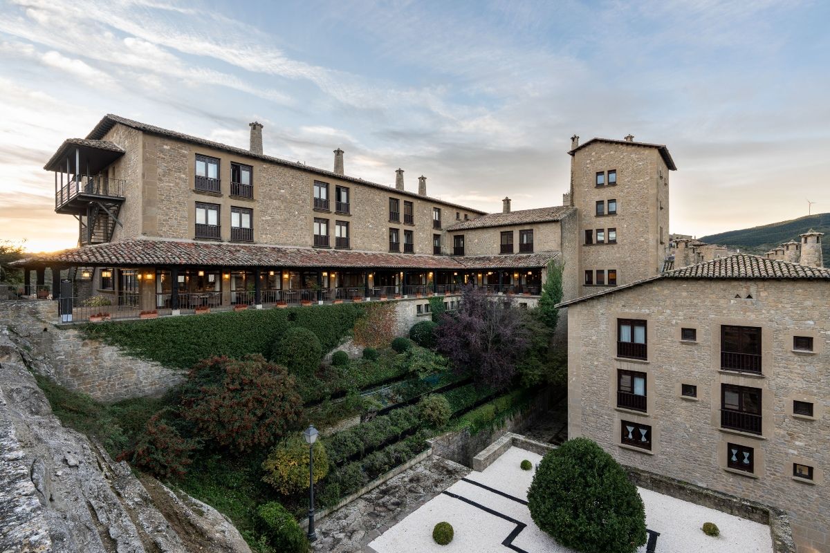 Puedes alojarte en este parador a partir de 89 euros la noche.