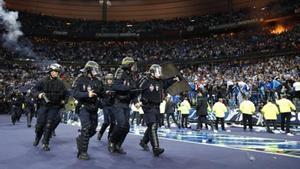 La policía entra en el estadio de Saint Dennis, en la pasada final de Copa entre el PSG y el Marsella.