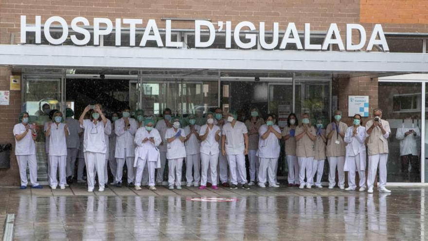 Personal sanitari a la porta de l&#039;hospital d&#039;Igualdaa