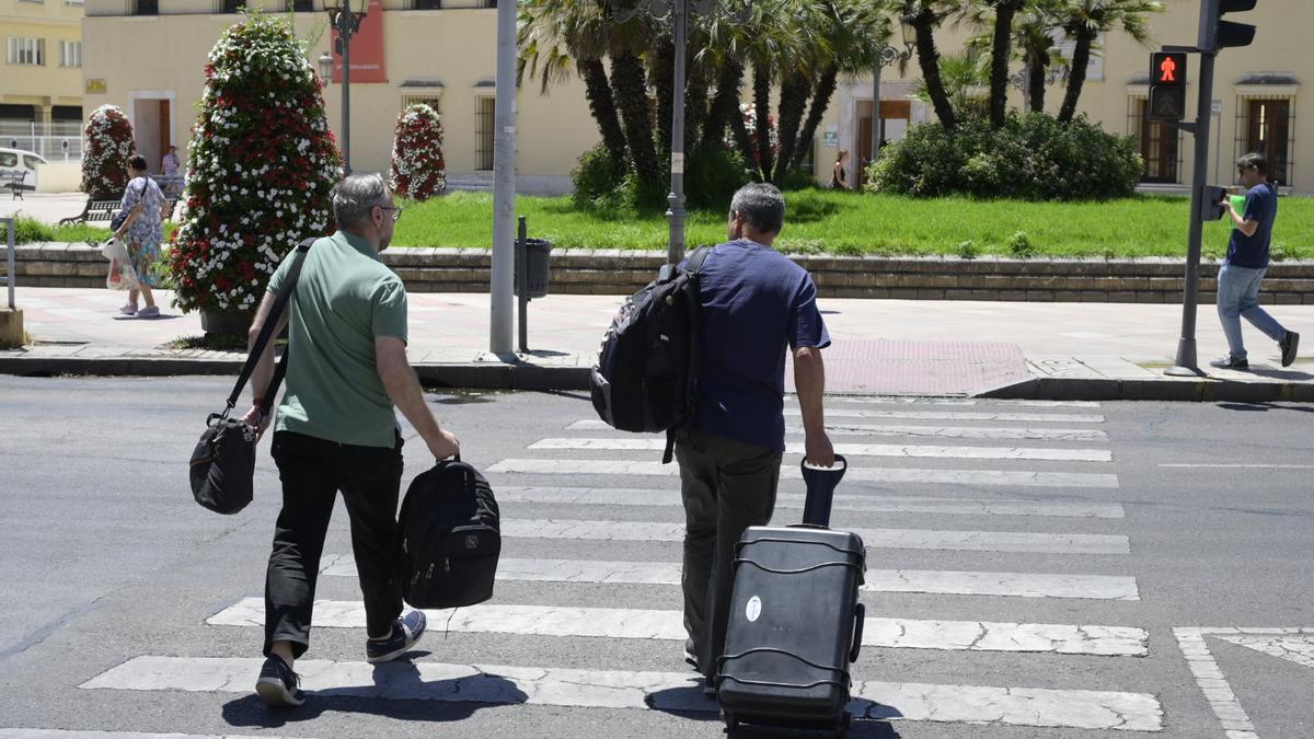 Agentes de la UCO salen de la Diputación de Badajoz tras el registro por el caso del hermano de Pedro Sánchez.