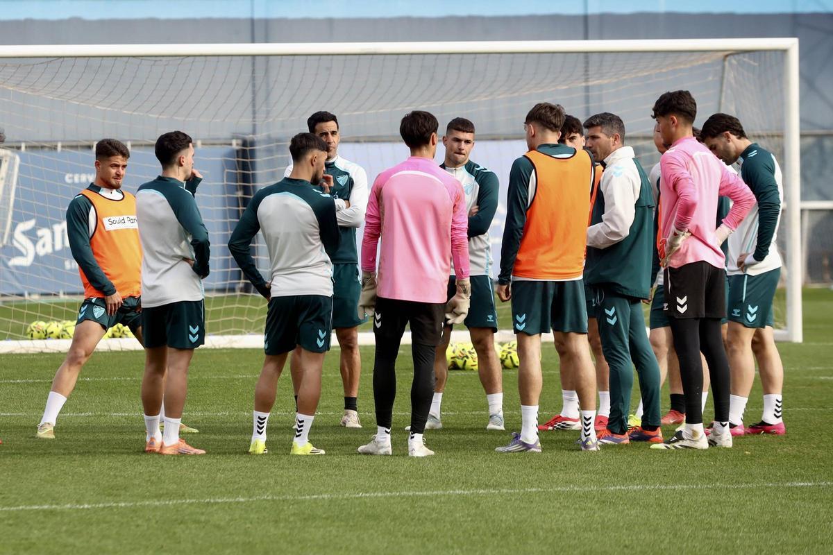 La plantilla del Málaga CF regresa este martes a los entrenamientos con la menta puesta ya en la visita del Huesca a La Rosaleda.