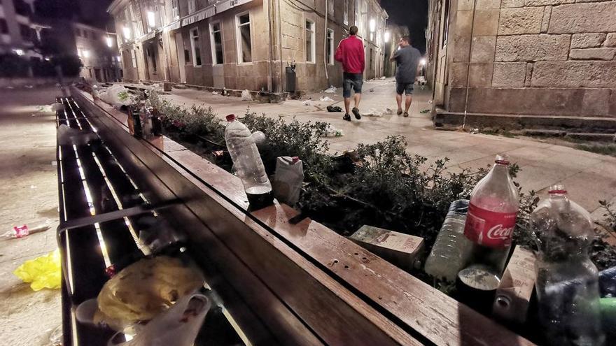 Basura en las calles tras el primer fin de semana de &quot;peñas&quot;. // R. Vázquez