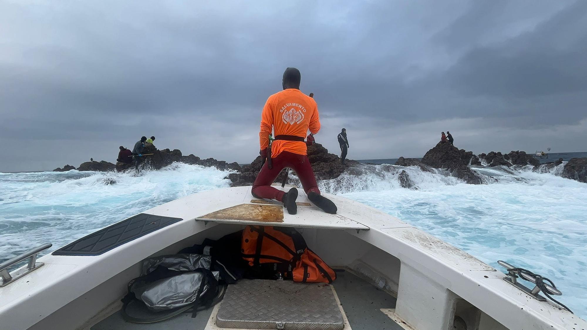 EN IMÁGENES: Así luchan los mariscadores de Luanco por cada kilo de percebe en el cabo Peñas