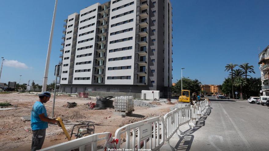 Uno de los bloques de viviendas construidos en el barrio de San Antón.