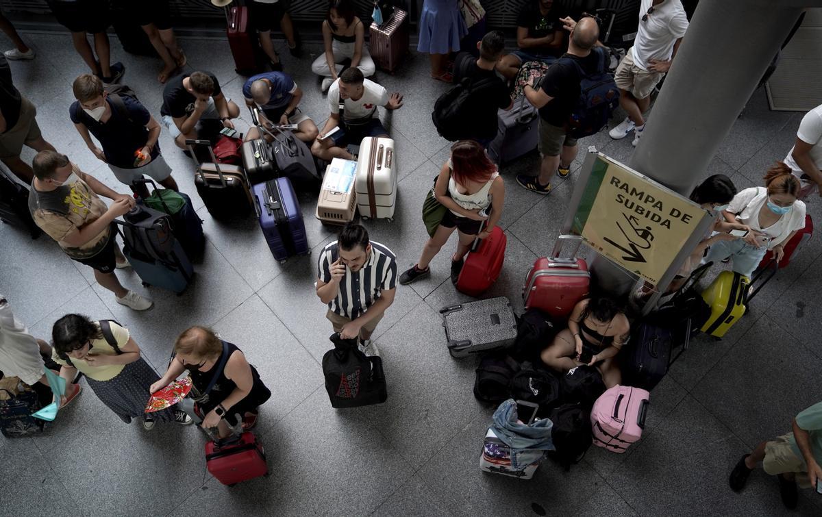 Pasajeros en la estación de Atocha afectados por la suspensión del servicio entre Madrid y Barcelona.