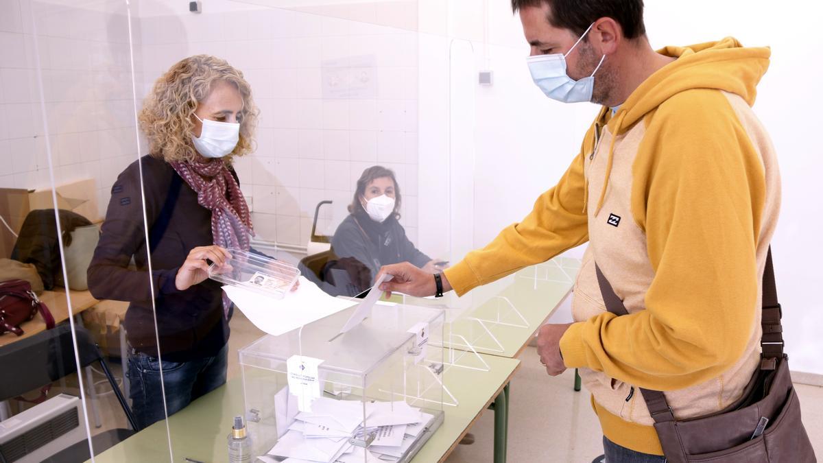 Un home votant a la consulta popular de Jorba sobre sòl industrial i renovables.