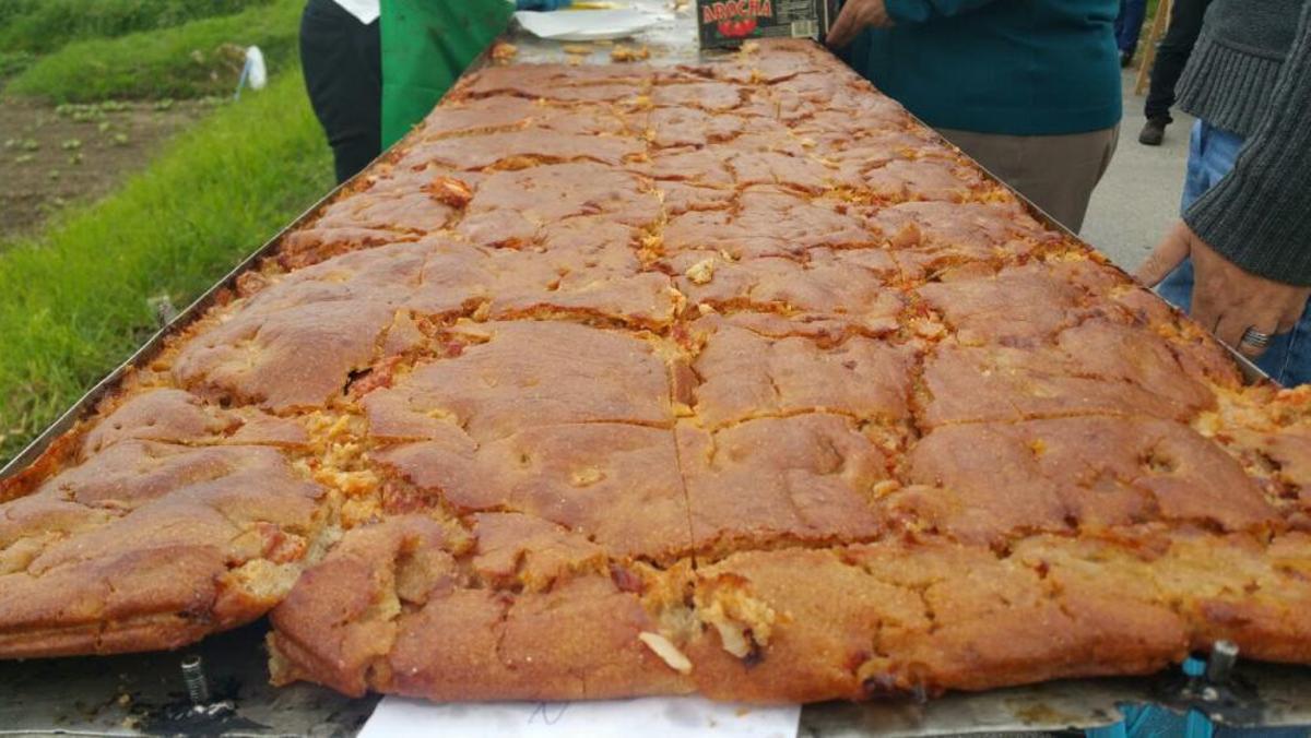 La fiesta de la localidad de Valga cumple 24 años y vuelve a servir una empanada de varios metros de longitud y diferentes sabores