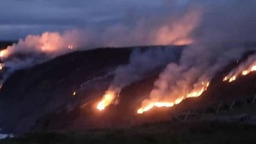 Un aparatoso incendio en cabo Peñas pone en alerta a los vecinos