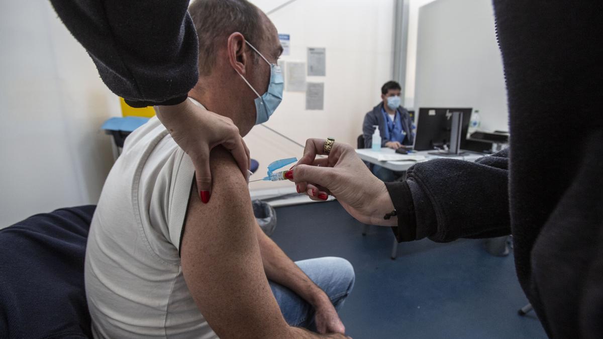 Una persona se vacuna de covid y gripe en Alicante
