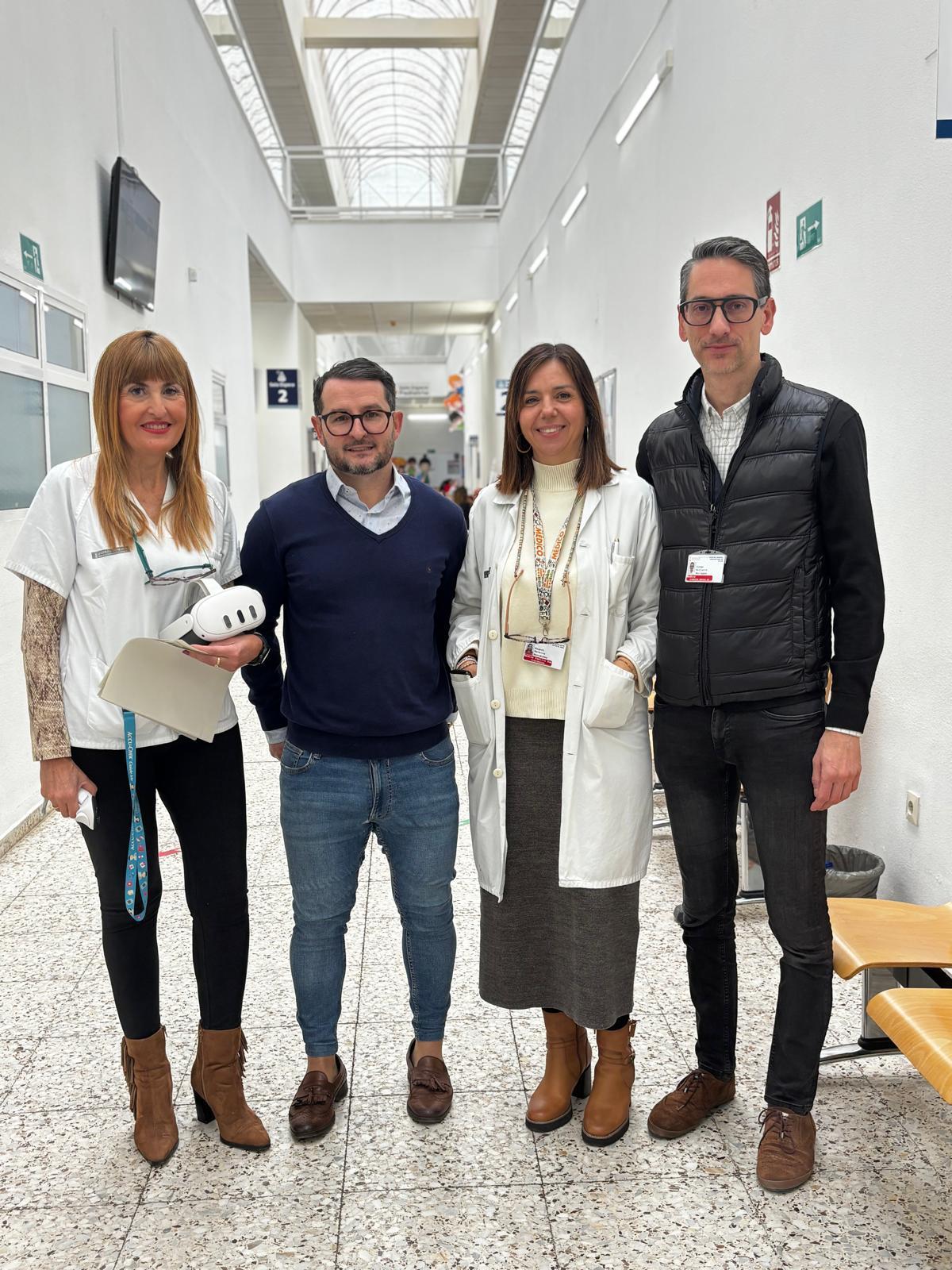 Las coordinadoras de enfemería y del centro de salud de Altabix, junto al director médico de Atención Primaria en el departamento del General de Elche, acompañan al paciente atendido este martes tras seis años sin querer acudir a pincharse