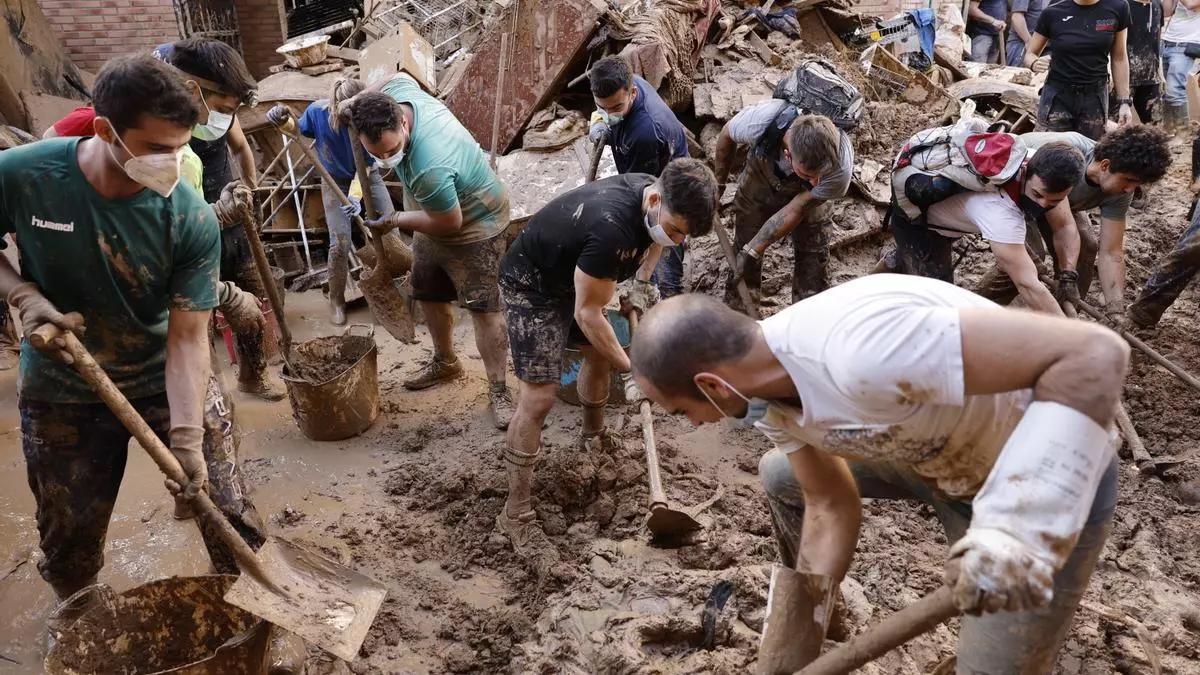 Voluntarios en una zona afectada por la DANA.