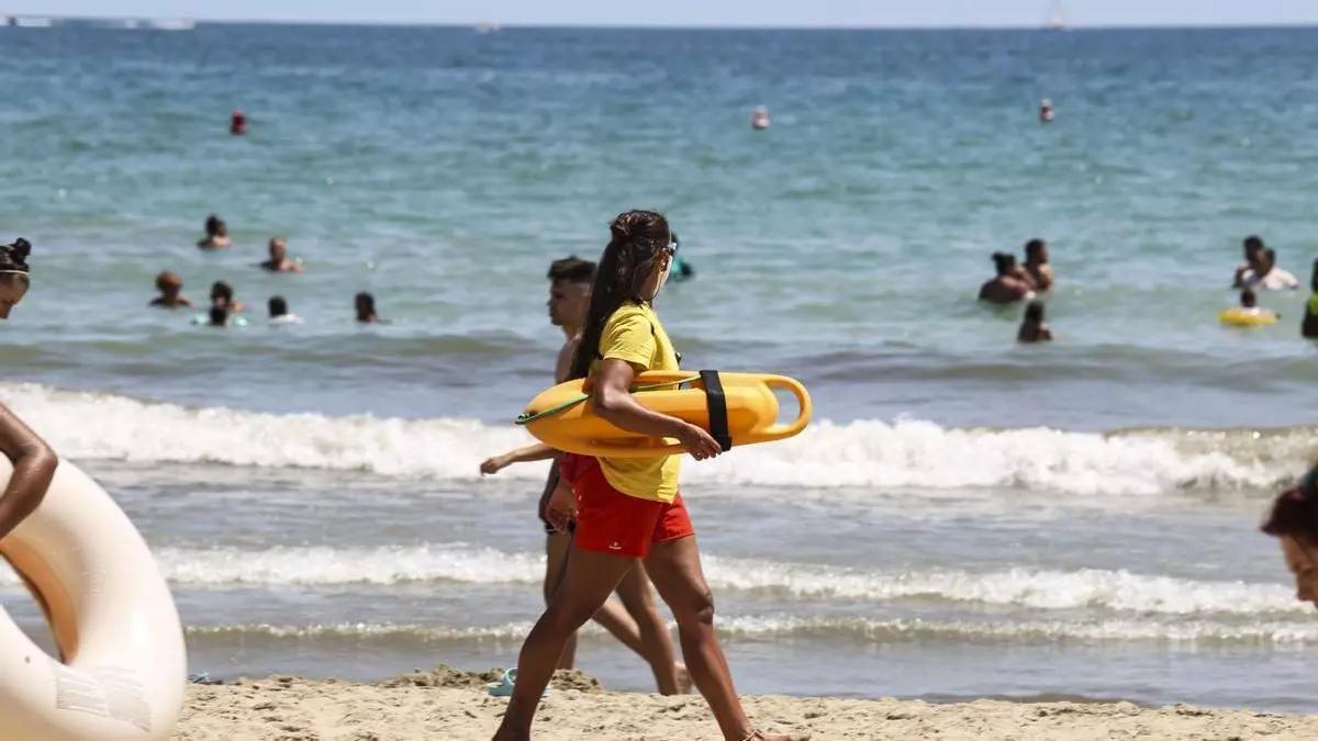 Una socorrista en la playa de San Juan de Alicante, en una imagen de archivo.