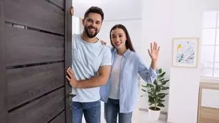 Aviso a propietarios: tu comunidad de vecinos puede exigir retirar estos objetos del rellano aunque no molesten