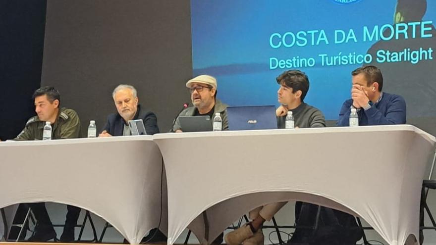 Directivos da Asociación de Profesionais do Turismo da Costa da Morte na asemblea de Vimianzo