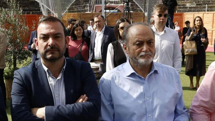 Manuel Ángel Álvarez, a la izquierda, con el alcalde de Ribera de Arriba, Tomás Fernández, en el acto sobre municipalismo organizado por LA NUEVA ESPAÑA el 8 de abril en Gijón. | MIKI LÓPEZ