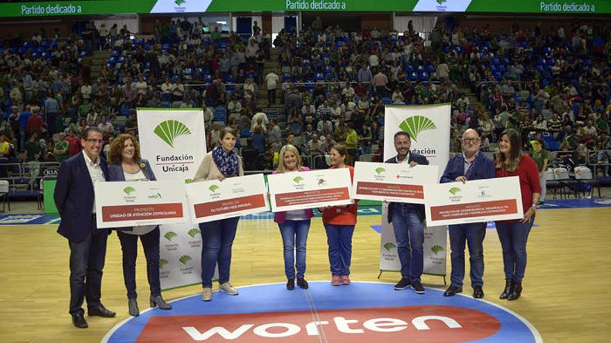 El director general de la Fundación Unicaja, Sergio Corral, junto a los representantes de las cinco ONG.