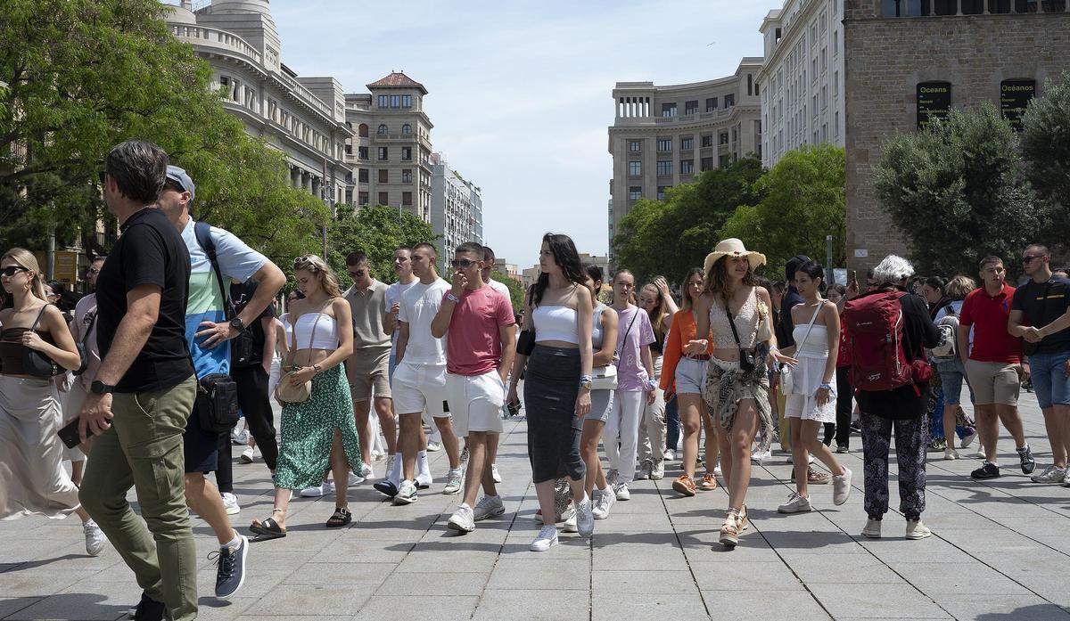 Turistas paseando por el centro de Barcelona.