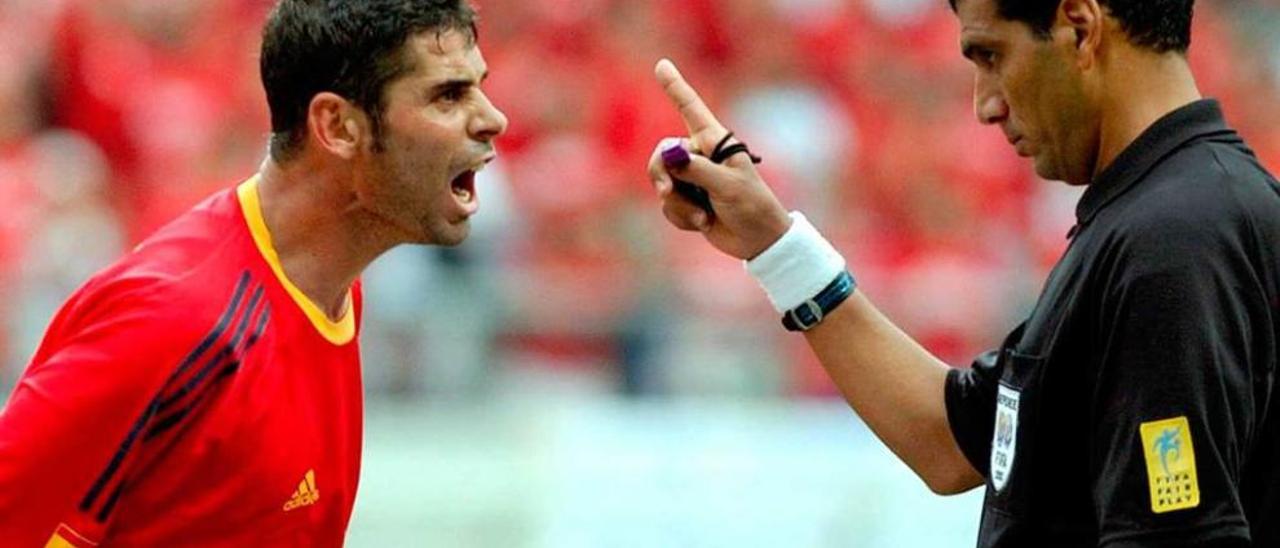 Hierro protesta a Al Ghandour en el partido de cuartos de final entre Corea del Sur y España del Mundial de 2002.