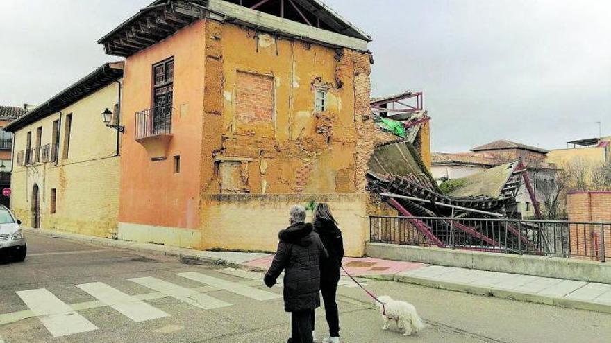 Dos vecinas observan la zona del palacio de Bustamante de Toro que sufrió un hundimiento parcial hace tres años. | M. J. C.