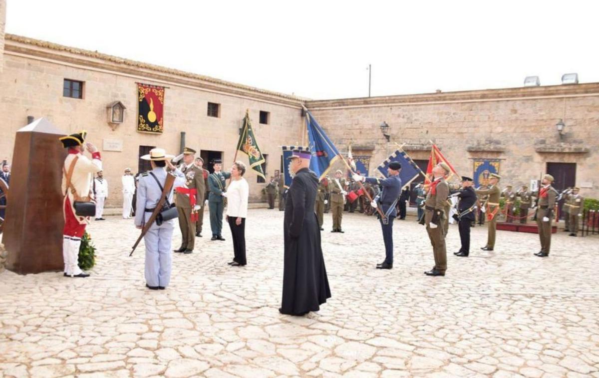 El Ejército pide a los civiles «traje oscuro y vestido corto» para el acto del Borne