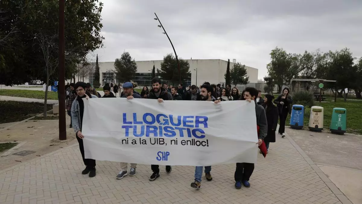 Estudiantes protestan contra el curso de la UIB que forma especialistas para trabajar en Airbnb