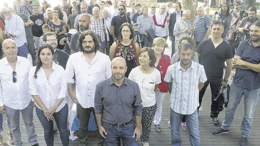 Villares (c), acompañado de Xulio Ferreiro (detrás a la derecha) y los candidatos coruñeses. // Víctor Echave