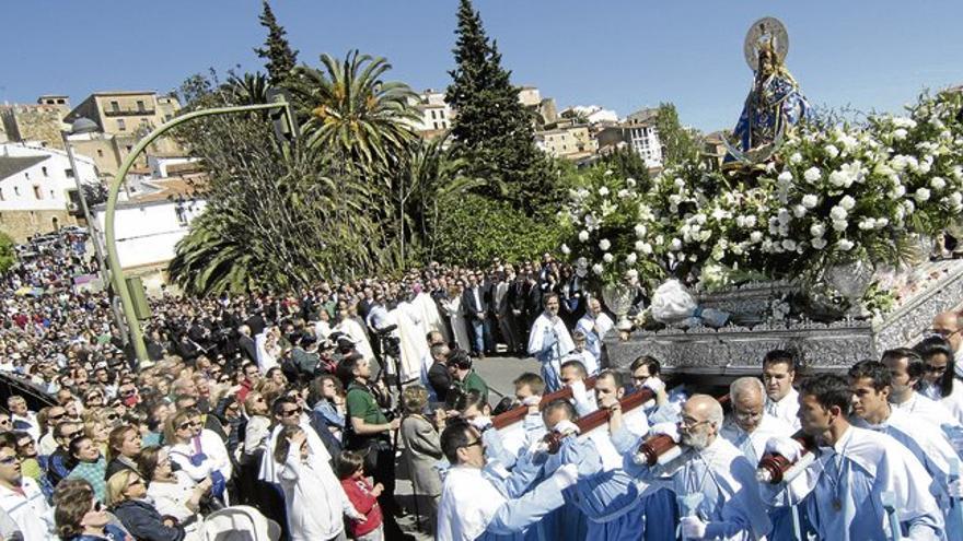 La devoción se adueña del regreso de la patrona de los cacereños al santuario