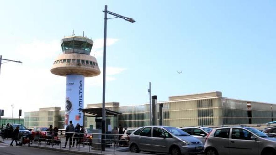 Pla general de l&#039;entrada de la terminal T-1 de l&#039;aeroport de Barcelona-El Prat