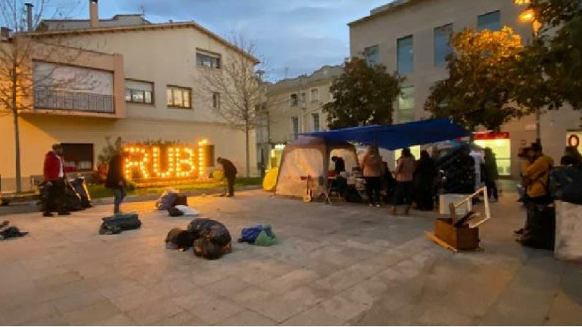 La PAH Rubí levantando la acampada de la Plaza del Ayuntamiento