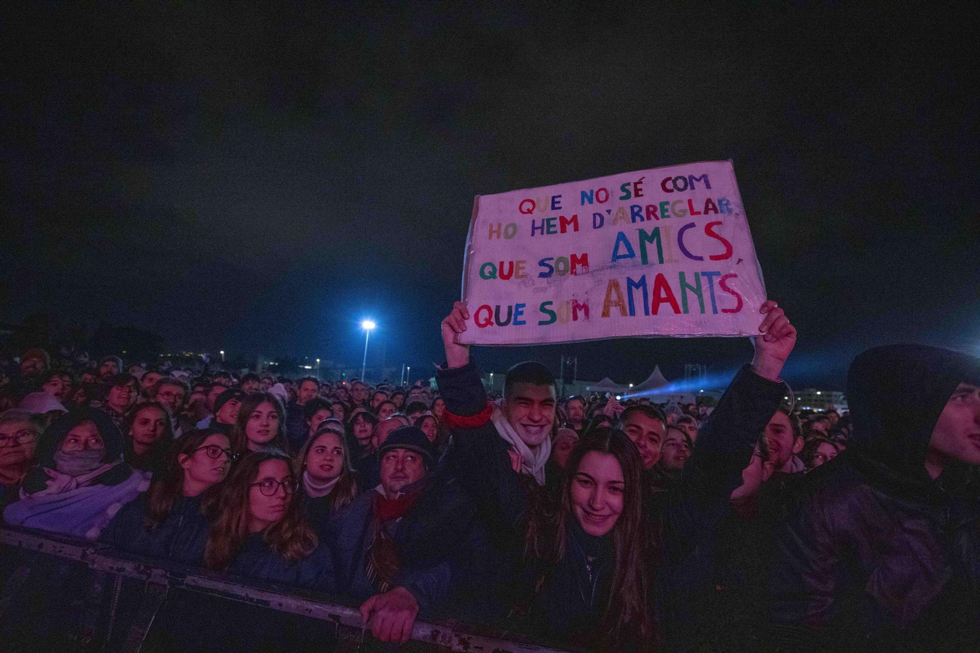 Miles de personas desafían al frío para ver el concierto de Antònia Font en Palma