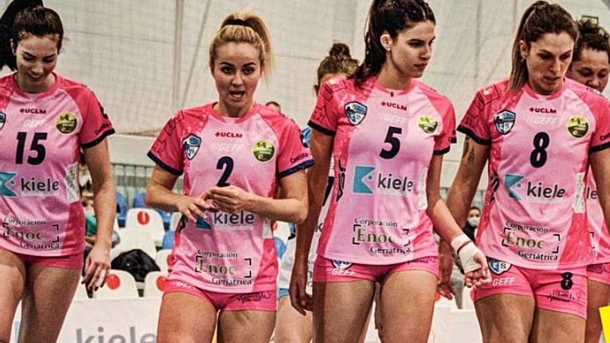 Paola Martínez Vela (nº5) junto a compañeras de equipo. | CVKS