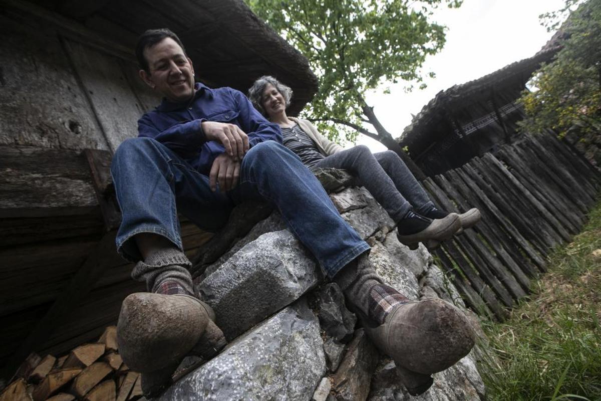 Xandru González y Paz González, con madreñas