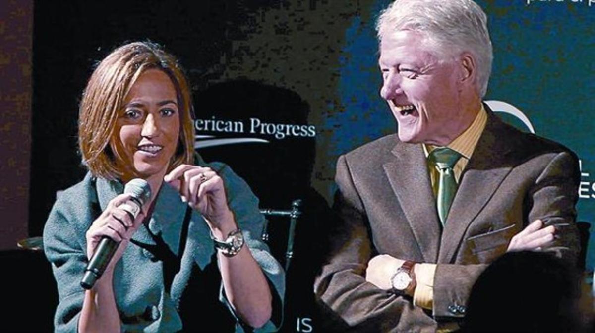 La ministra de Defensa, Carme Chacón, y el expresidente de EEUU Bill Clinton, ayer en Nueva York.
