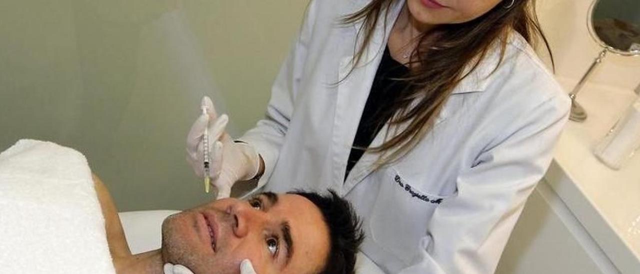 Un hombre durante un tratamiento de medicina estética en Vigo