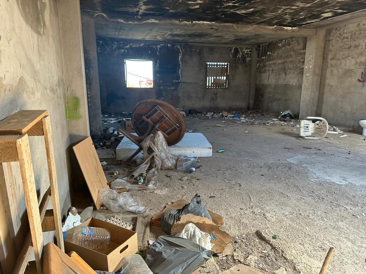 Interior del edificio abandonado del barrio donde estaba previsto construir un colegio.