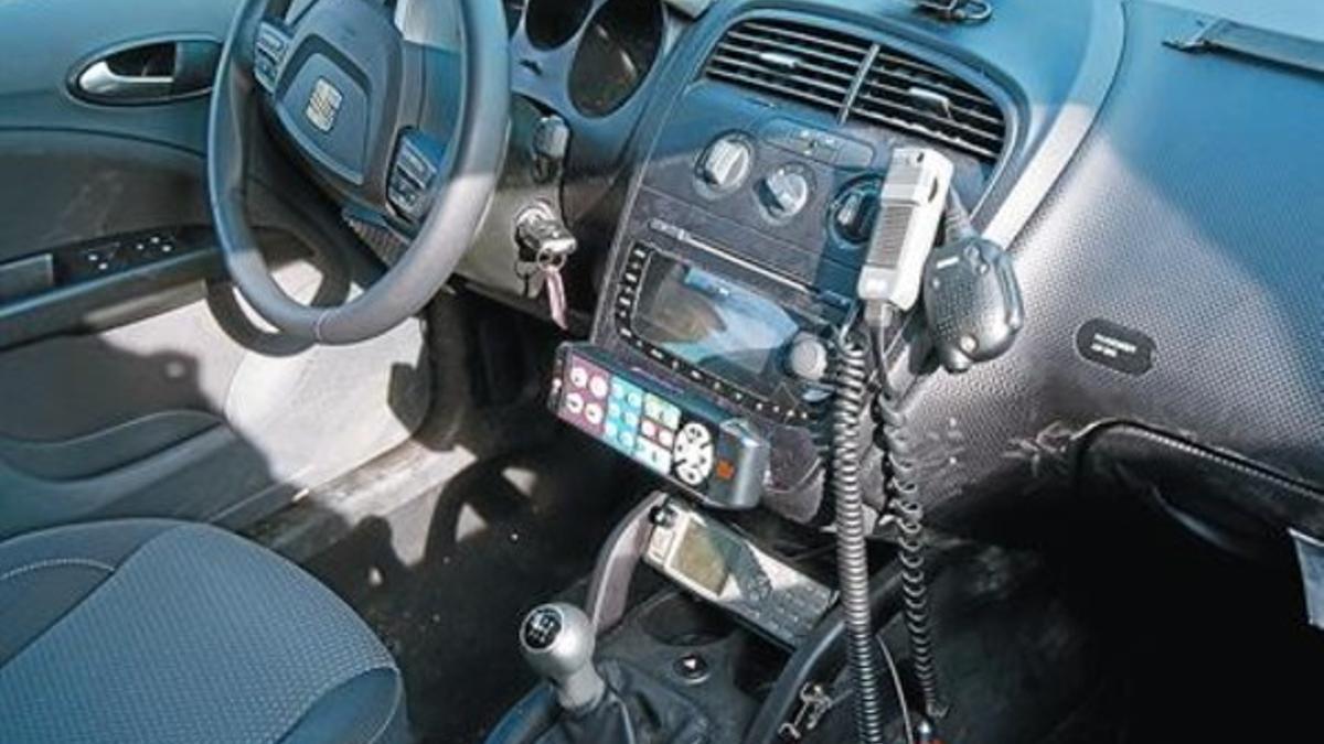 Interior de un coche de los Mossos. Pegado a la radio, el control de la sirena. Debajo, la emisora policial.